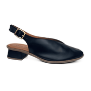 Sandália feminina em couro preto com salto bloco baixo e fivela dourada, vista lateral. Ideal para um visual elegante e confortável.